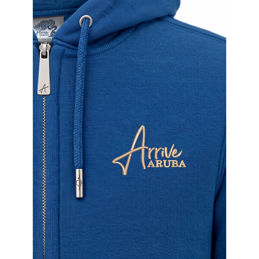Primer plano de la sudadera azul: logotipo bordado, tirador de la cremallera y puntera metálica del cordón.
